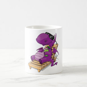 Mug Dragon Violet se détendant sur une chaise de pont
