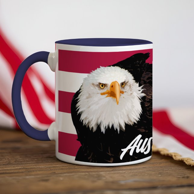Mug Drapeau Patriotique Bald Aigle Gras Rouge Blanc Am (Bold personalized Bald Eagle Mug featuring a powerful eagle against patriotic red and white stripes.)