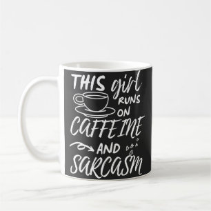 Mug Drôle Cette Fille Fonctionne Sur La Caféine Et Le