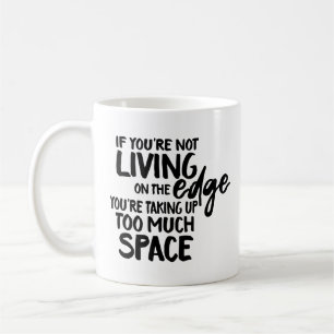Mug Drôle de dire vivre sur le bord de la typographie