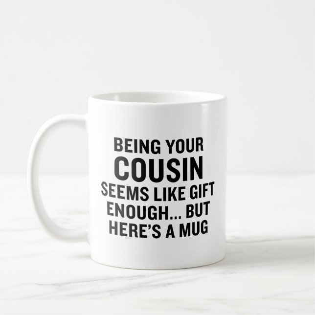 Mug Drôle d'être ton cousin semble être un cadeau suff (Gauche)