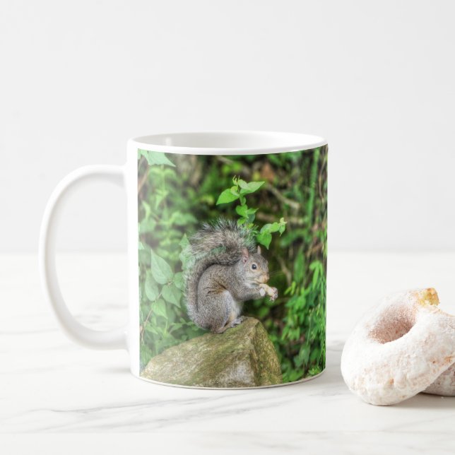 Mug Écureuil mangeant une arachide (Avec donut)