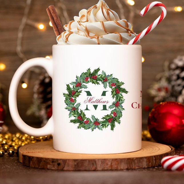 Mug Elegant Holly et Berries Wreath Joyeux Noël (Elegant Holly and Berries Wreath Monogrammed "Merry Christmas" Coffee | Hot Cocoa Mug)