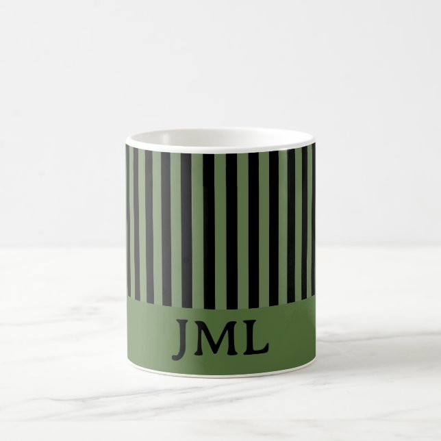 Mug Élégant Monogramme à rayures noir et vert foncé (Centre)