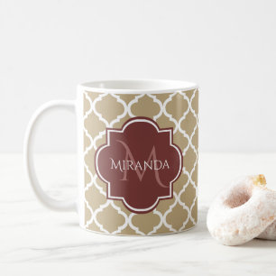 Mug Élégant Tan Quatrefoil Bourgogne Monogramme et nom