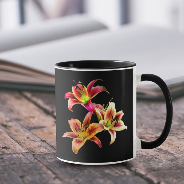 Mug Elégant trio de jours roses jaunes Floral (Elegant Trio of Yellow Pink Daylilies Floral 11 oz Coffee Mug Cover Photo.)