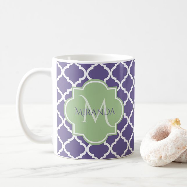 Mug Élégant violet Quatrefoil et nom vert Monogramme (Avec donut)