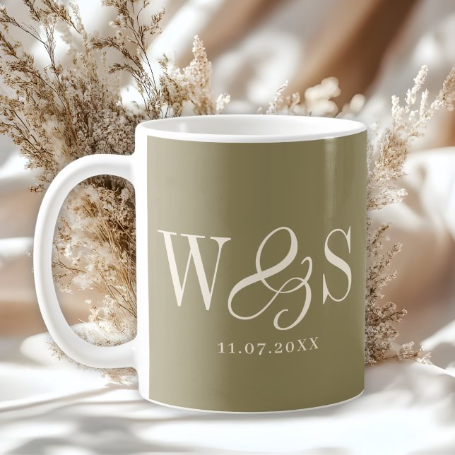 Mug Élégants couples de mariage initial vert olive (Créateur téléchargé)