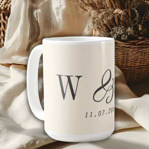 Mug Élégants couples mariés initiale crème naturelle