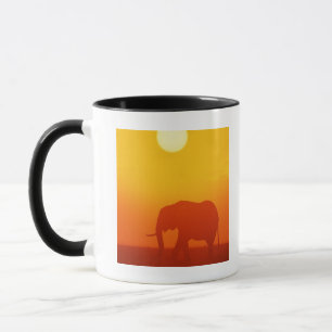 Mug Éléphant africain marchant au coucher du soleil,