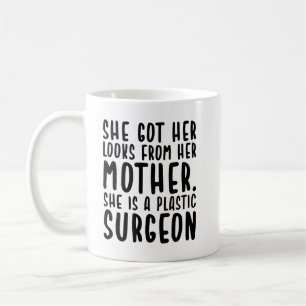 Mug Elle a des regards de mère Elle est chirurgienne e
