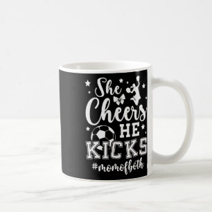 Mug Elle encourage, il botte, maman de cheerleading et