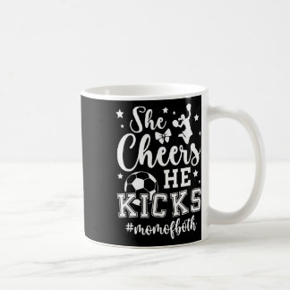 Mug Elle encourage, il botte, maman de cheerleading et