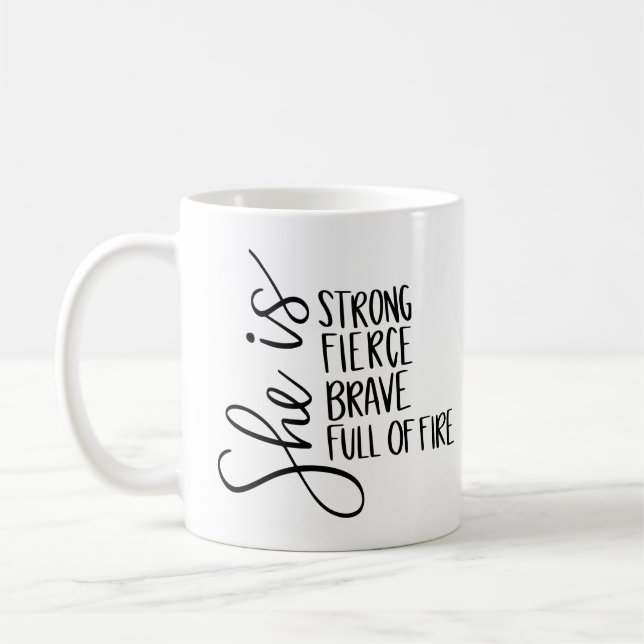 Mug Elle Est Forte Fierce Brave Plein De Cadeau De Feu (Gauche)