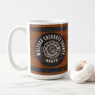Mug emblème de pompier en bois rustique