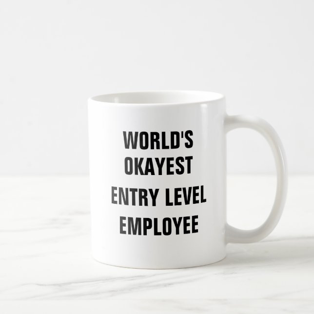 Mug Employé de niveau d'entrée d'Okayest du monde (Droite)