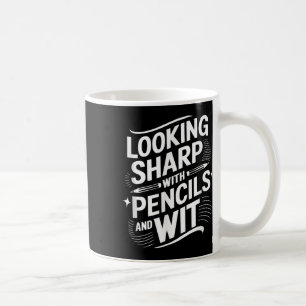 Mug En Regardant Sharp Avec Crayons Et Avec Esprit