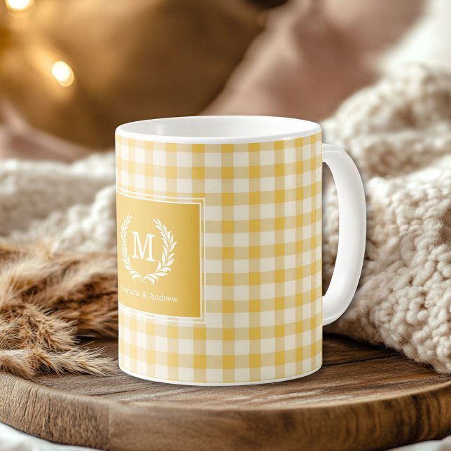 Mug En vichy jaune Monogramme Crest Personnalisé (Yellow Gingham Monogram Crest Custom Coffee Mug)