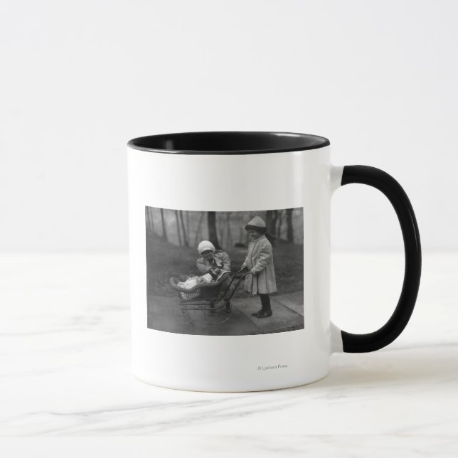 Mug Enfants jouant avec Campbell Kid Doll (Droite)