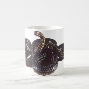 Mug Enroulé et prêt à frapper le serpent