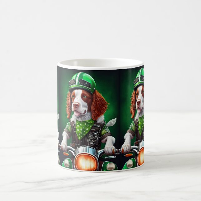 Mug Épaniel breton conduisant un vélo St. Patrick's Da (Centre)