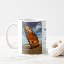 Mug Épave rouillée échouée ou échouée sur une plage