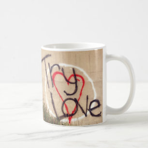 Mug Essayez les graffitis Love sur le mur