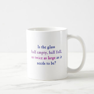 Mug Est l'à moitié vide en verre, à moitié plein,