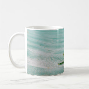 Mug Estarfish blanche sur sable sous l'eau le matin