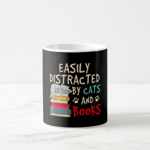 MUG FACILEMENT DISTRAIT PAR DES CHATS ET DES LIVRES