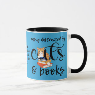 MUG FACILEMENT DISTRAIT PAR DES CHATS ET DES LIVRES MÛ