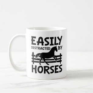 Mug Facilement Distrait Par Les Chevaux