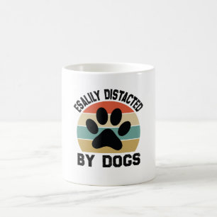 Mug Facilement Distrait Par Les Chiens
