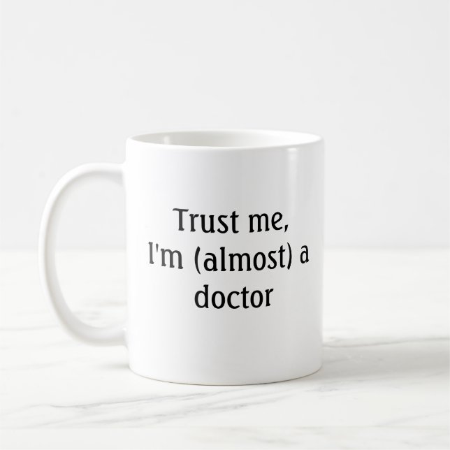 Mug Faites-moi confiance, je suis presque médecin (Gauche)