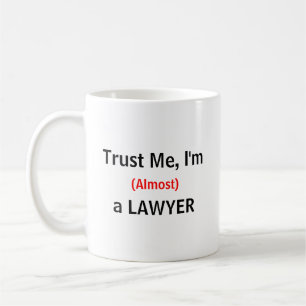 Mug Faites-moi confiance, je suis (presque) un avocat