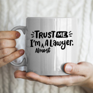 Mug "Faites-moi confiance je suis presque un avocat" é