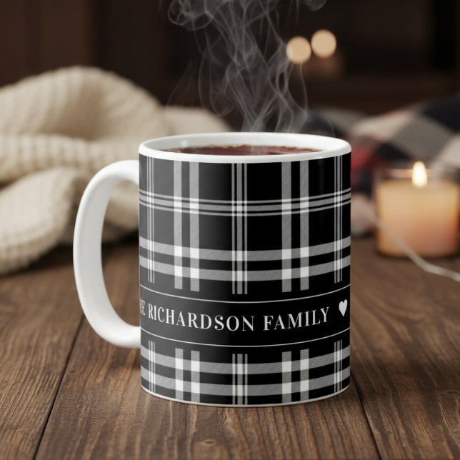 Mug Farmhouse moderne Noir et blanc Plat personnalisé (Black and White Plaid Custom Coffee Mug - Add Your Family Name, Date Established or Special Text)