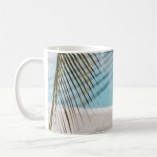 Mug Fauteuil Brown et noir à côté de la piscine en t
