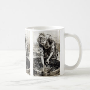 Mug Femme allant chercher de l'eau
