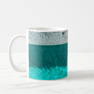 Mug Femme allongée au bord de la piscine le matin