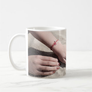 Mug Femme allongée sur le sable blanc