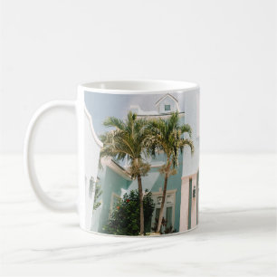 Mug Femme assise devant l'immeuble