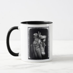Mug Femme de Navajo rapportant une papoose sur elle