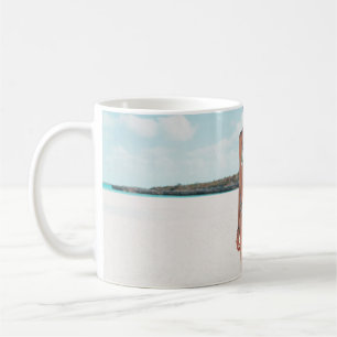 Mug Femme en bikini debout sur le sable