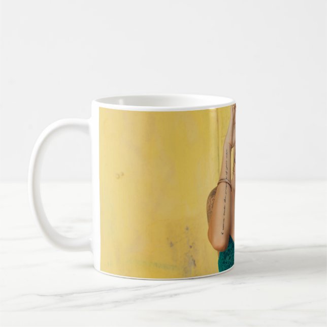 Mug Femme en bralette bleue tenant des lunettes de sol (Gauche)