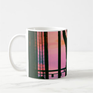 Mug Femme en débardeur noir et pantalon debout sur le 