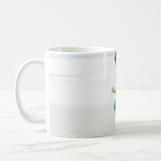 Mug Femme marchant sur le rivage près de la plage (Gauche)