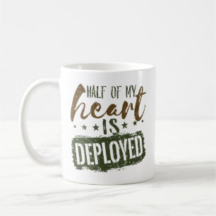 Mug Femme militaire La moitié de mon coeur est déployé
