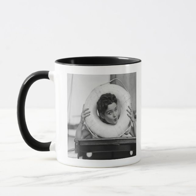 Mug Femme posant 3 (Gauche)