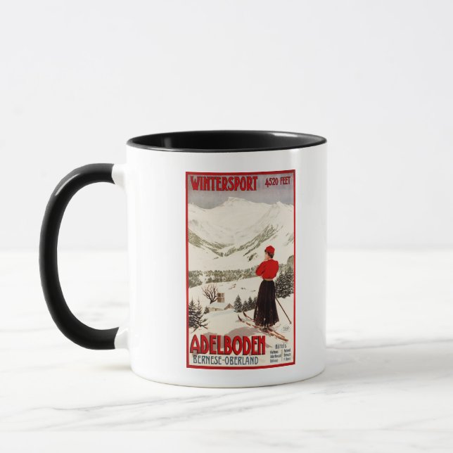 Mug Femme Skier Surplombant Adelboden Poster (Gauche)